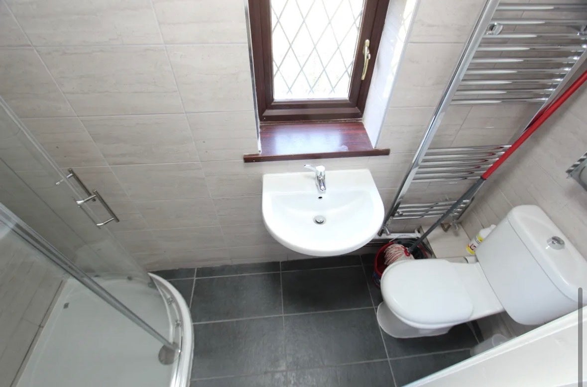 Flat Winchmore Hill Road in Greater London