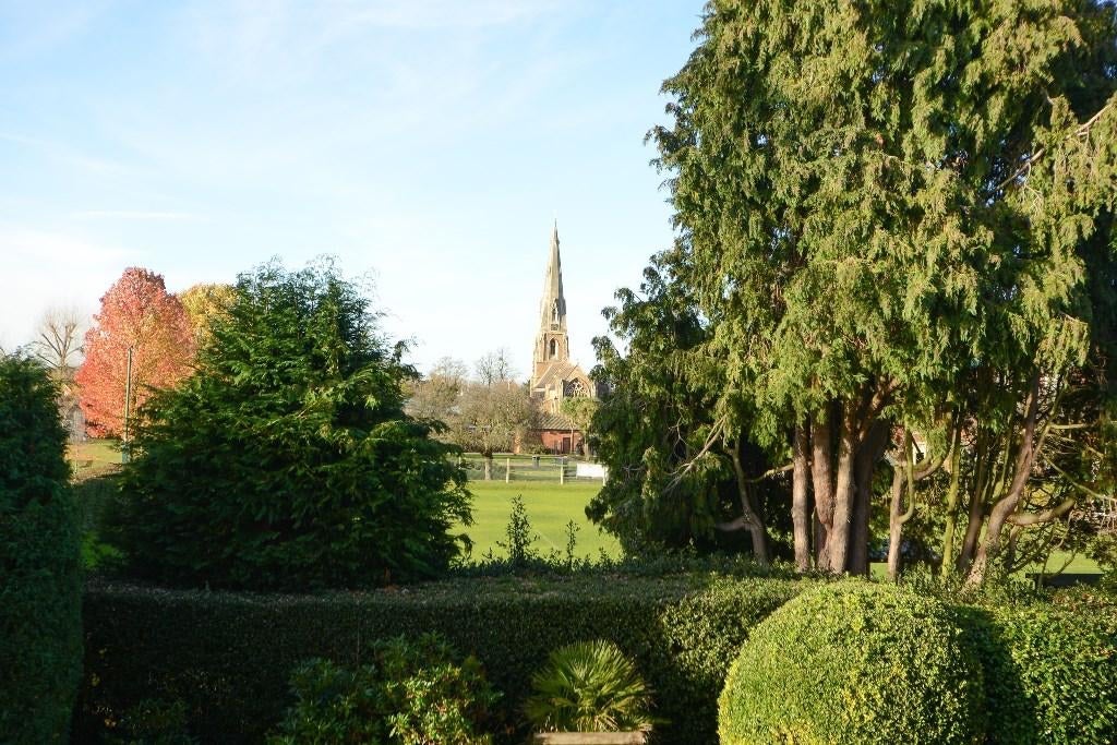 Flat Parkside Court in Elmbridge