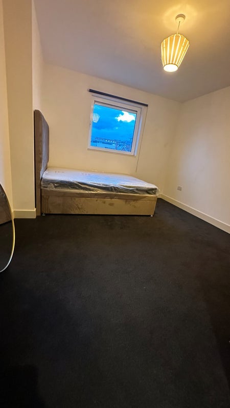 Room Albert Basin Way in Greater London