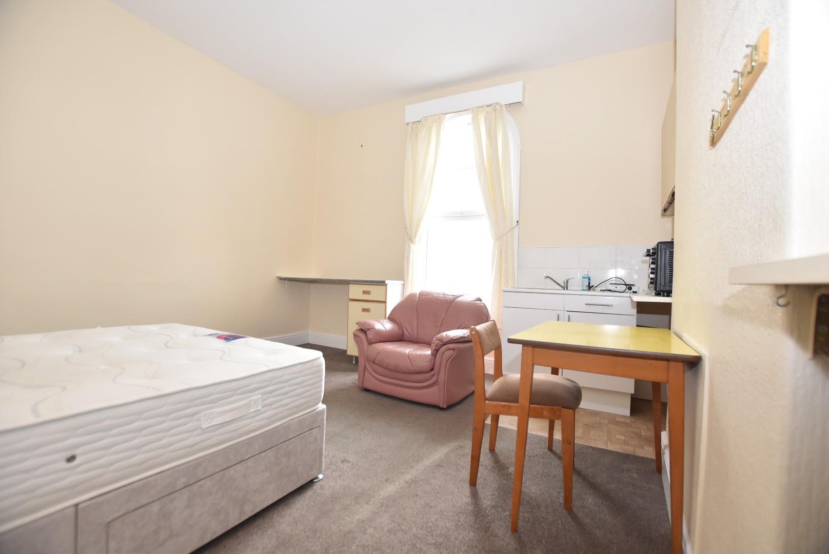 Flat Gladstone Road in Chesterfield