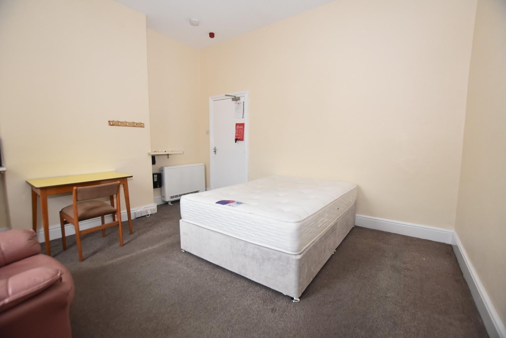 Flat Gladstone Road in Chesterfield