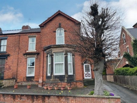 Flat Gladstone Road in Chesterfield