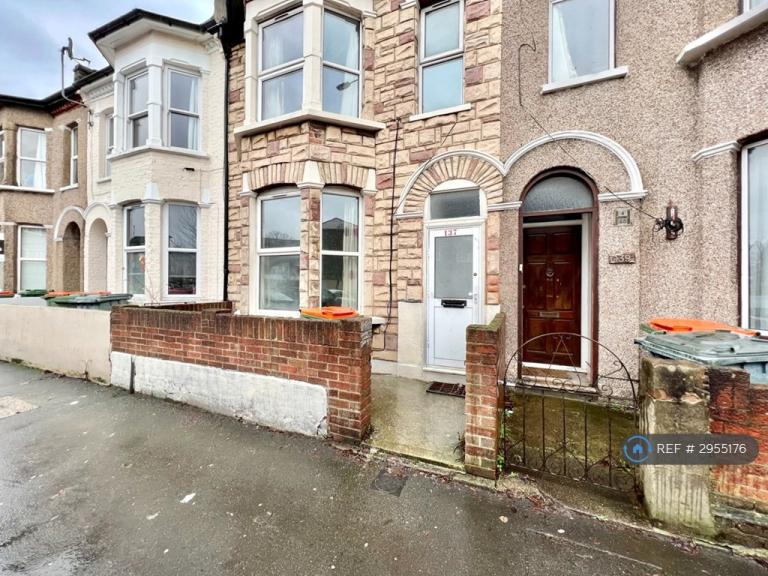 House Vicarage Lane in Greater London