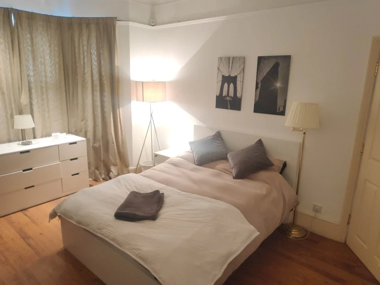 Room Dawley Road in Greater London