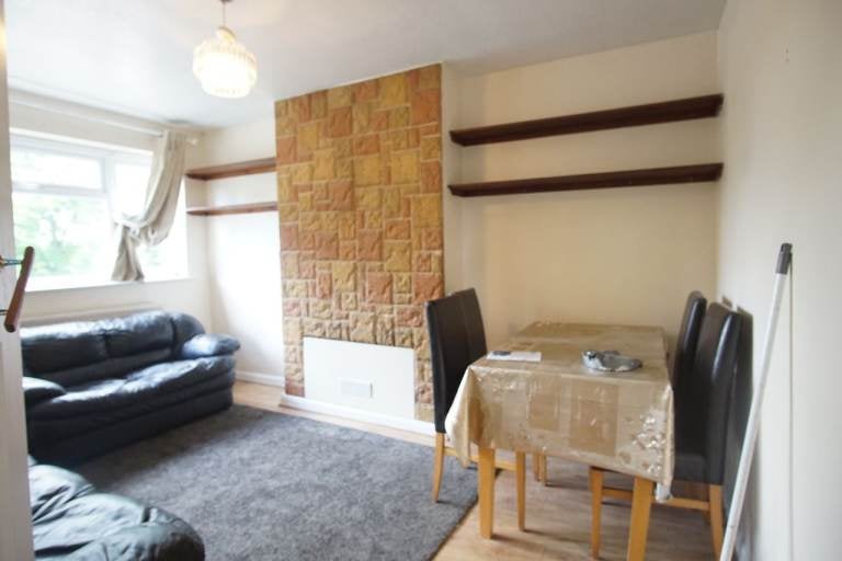 Flat Elmgrove Road in Greater London