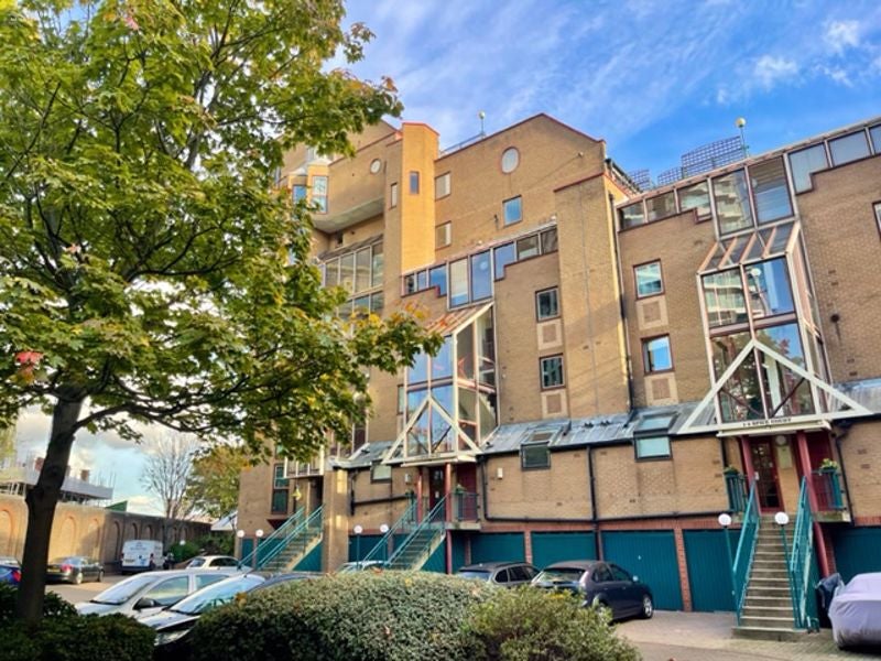 Flat Asher Way in Greater London