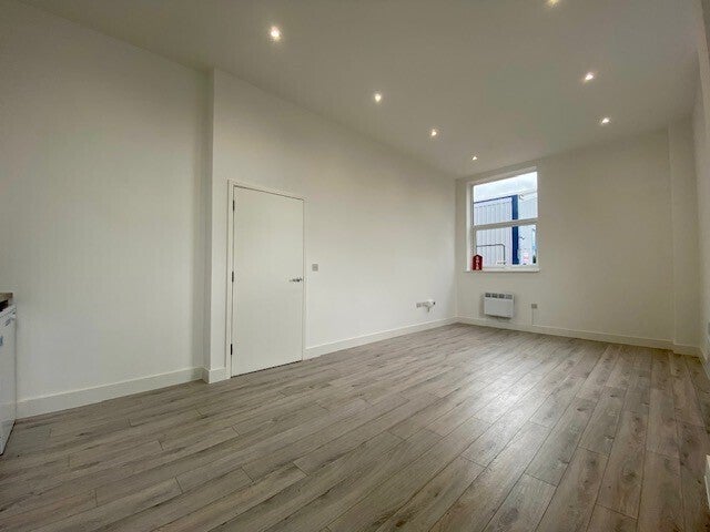 Flat Gatehouse Way in Aylesbury