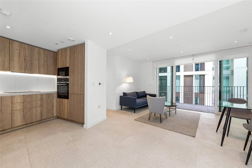 Flat Tapestry Way in Greater London