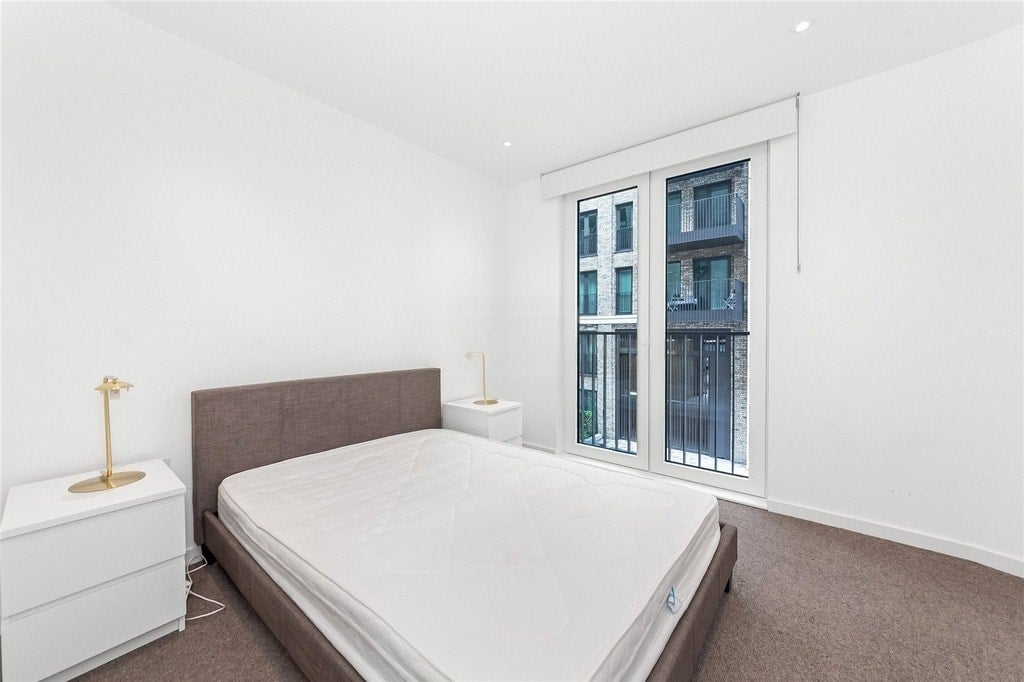 Flat Tapestry Way in Greater London