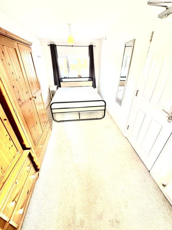 Room Robinson Close in East Hertfordshire