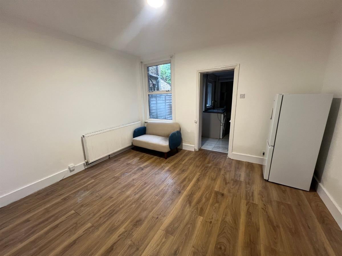 Flat Bristow Road in Greater London