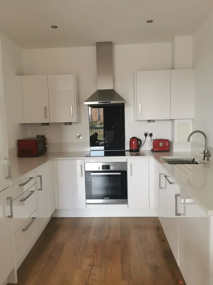 Flat Lower Dock Walk in Greater London