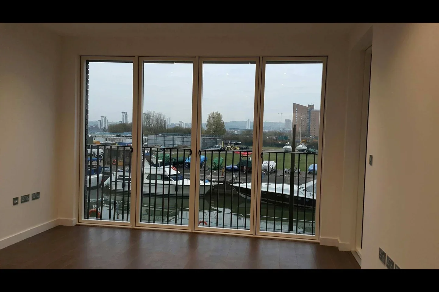 Flat Lower Dock Walk in Greater London