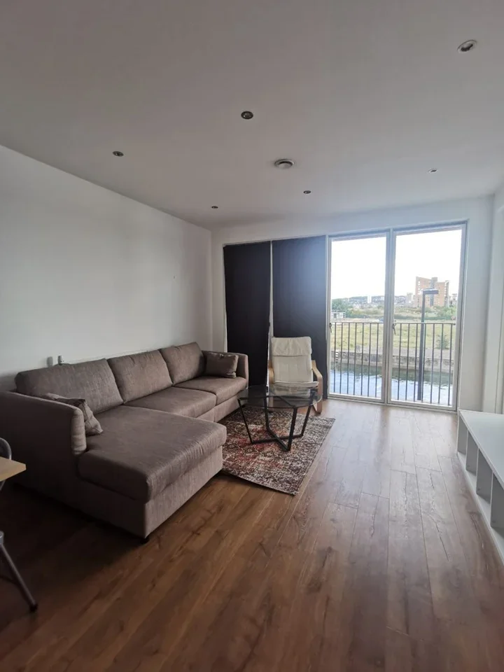 Flat Lower Dock Walk in Greater London