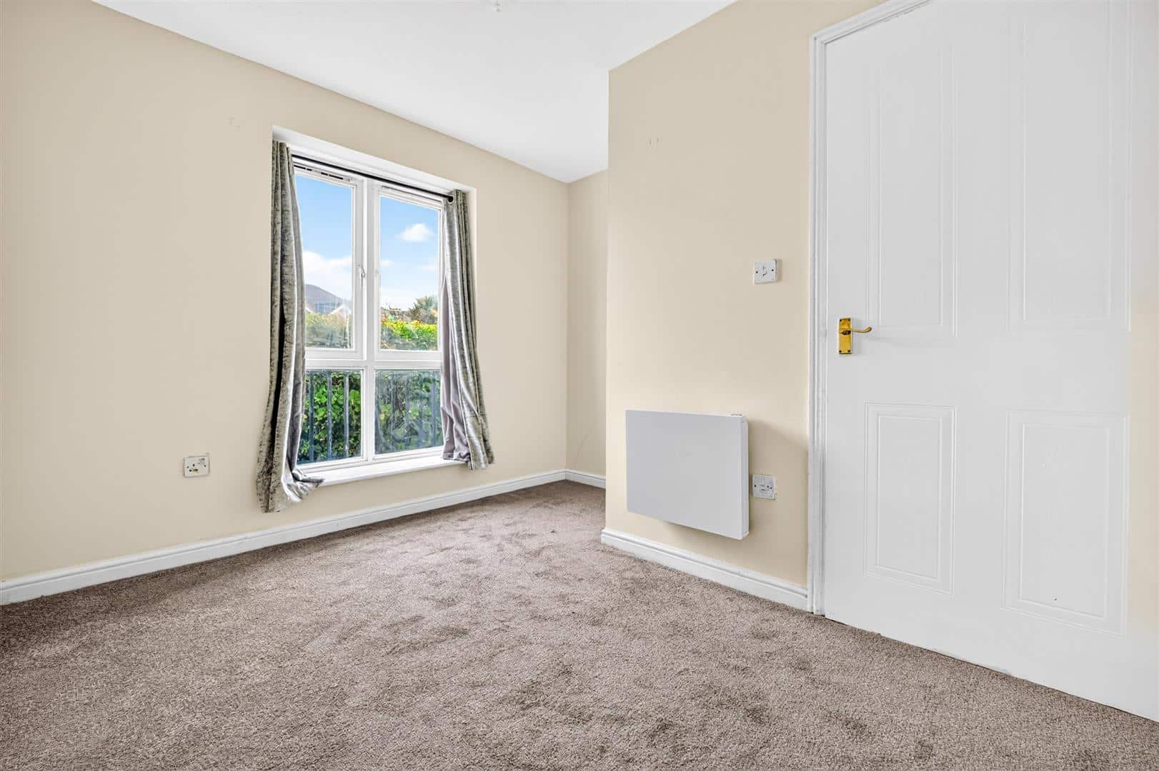 Flat Upney Lane in Greater London