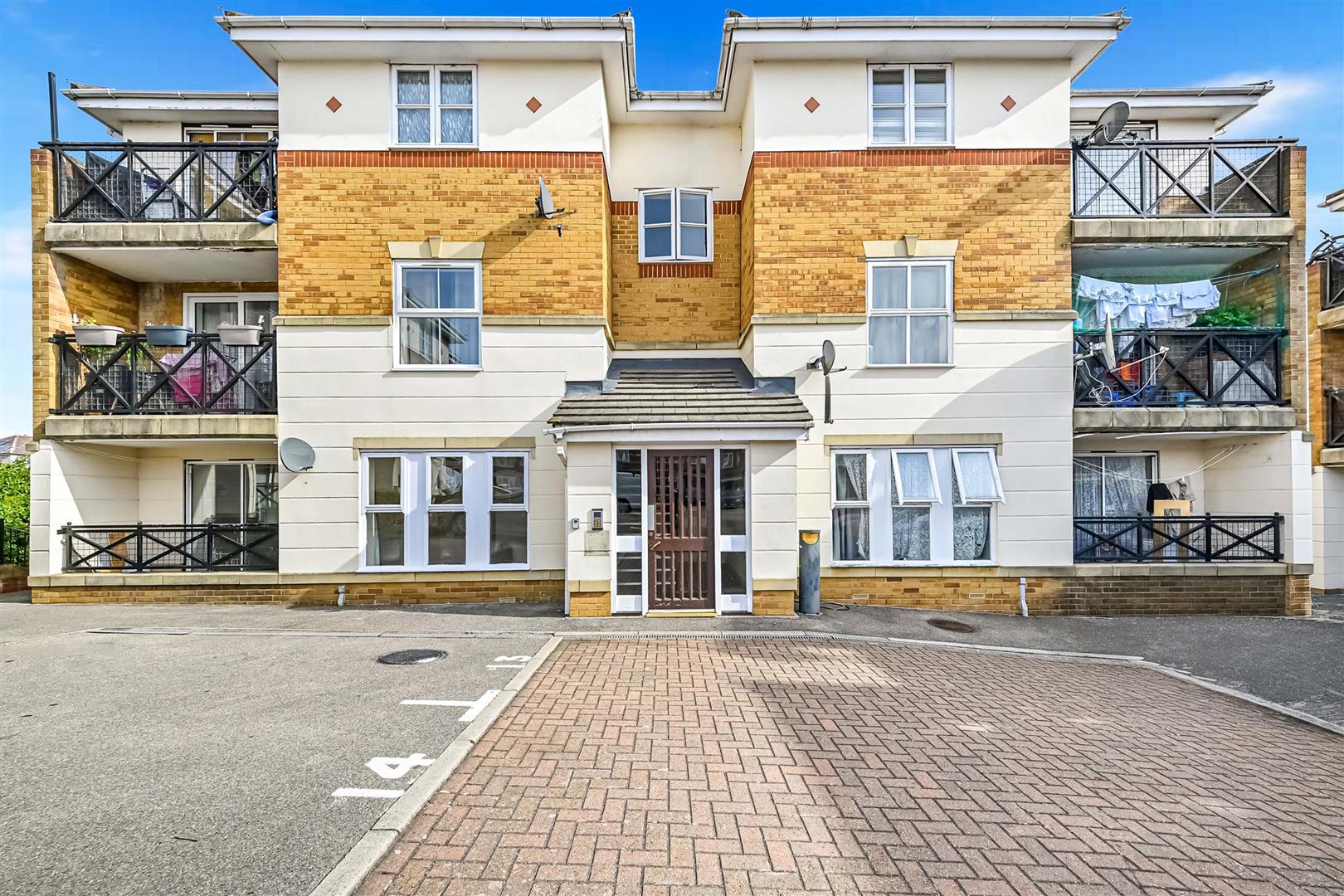 Flat Upney Lane in Greater London