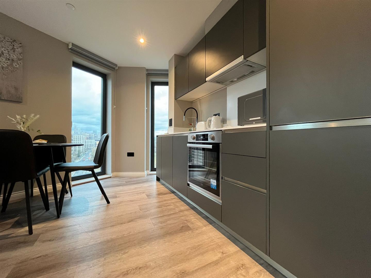 Flat Whitehall Road in Leeds