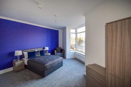 Flat Avondale Road in Bradford