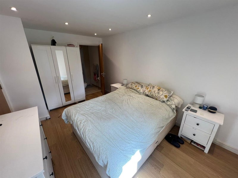 Room Heather Road in Trafford