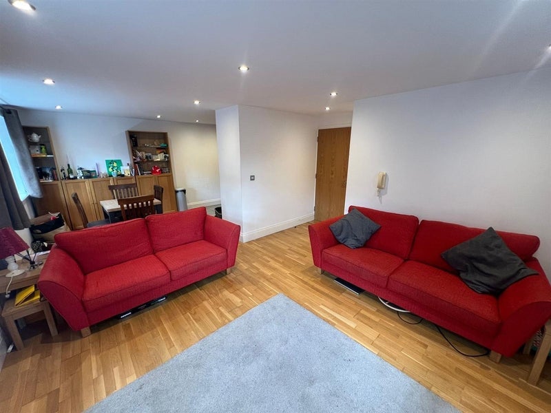 Room Heather Road in Trafford