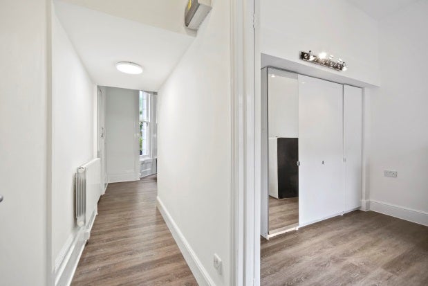 Flat Ladbroke Grove in Greater London