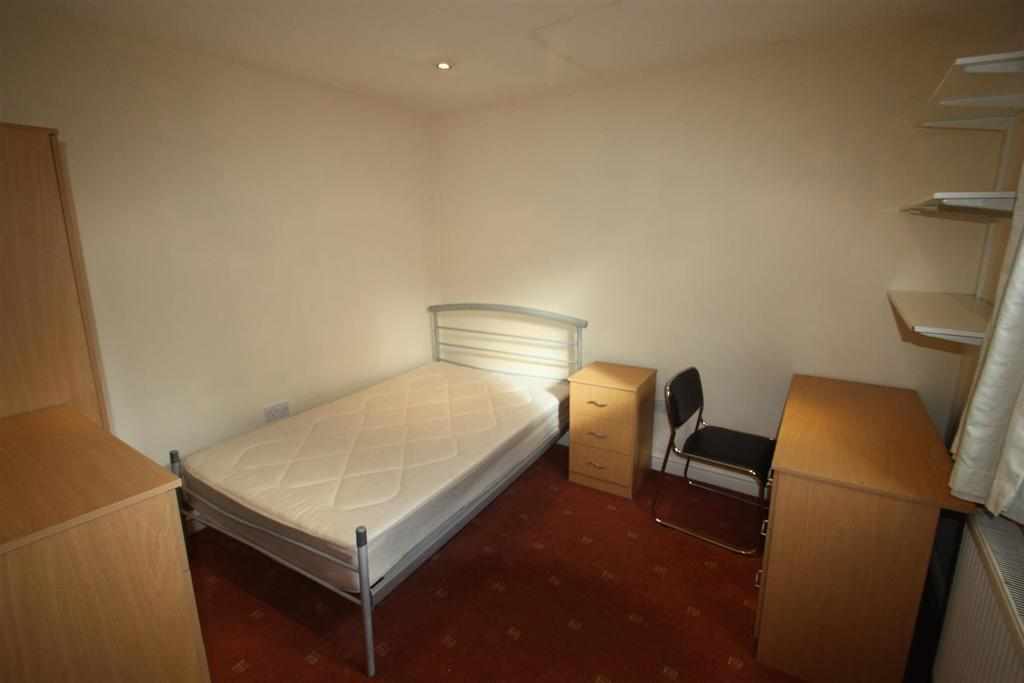 Room Heeley Road in Birmingham