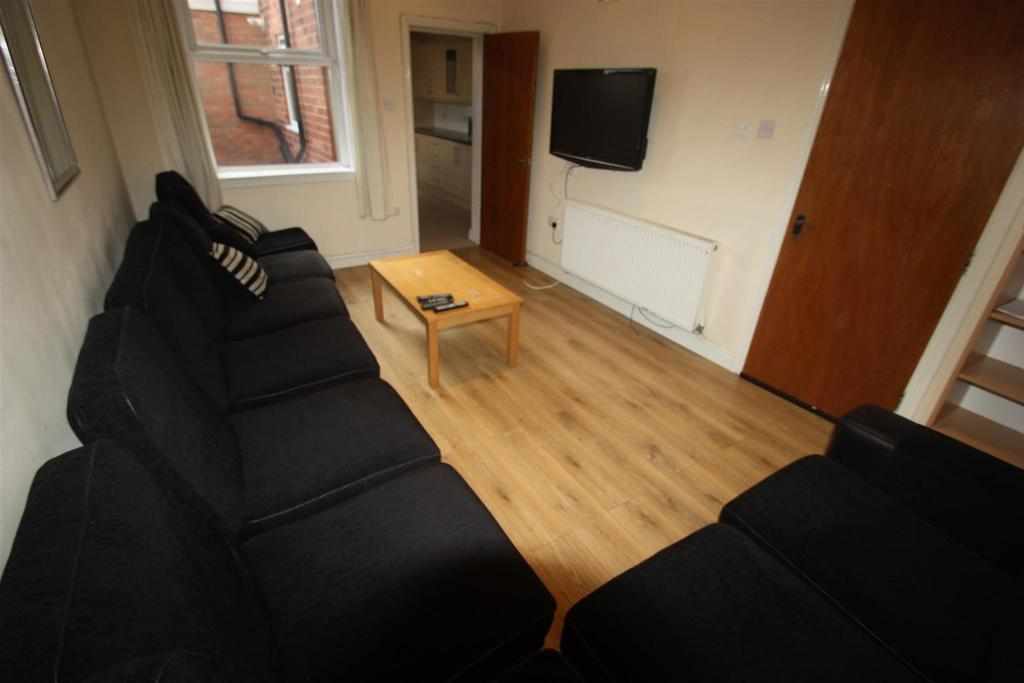 Room Heeley Road in Birmingham