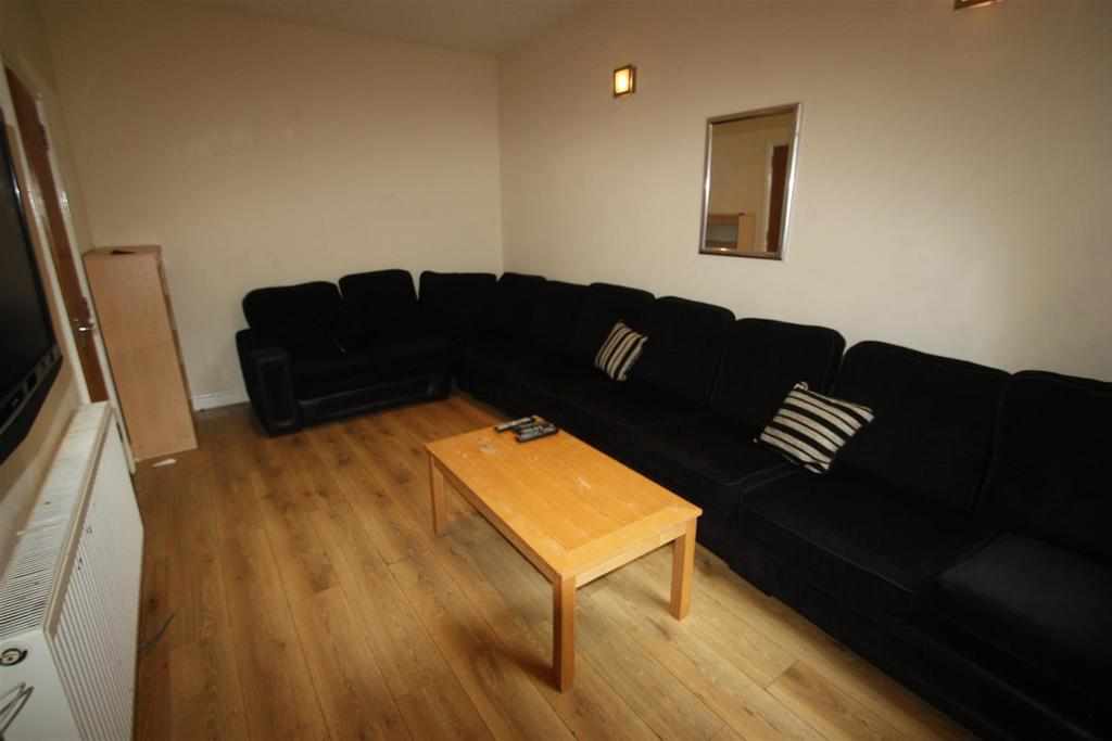 Room Heeley Road in Birmingham