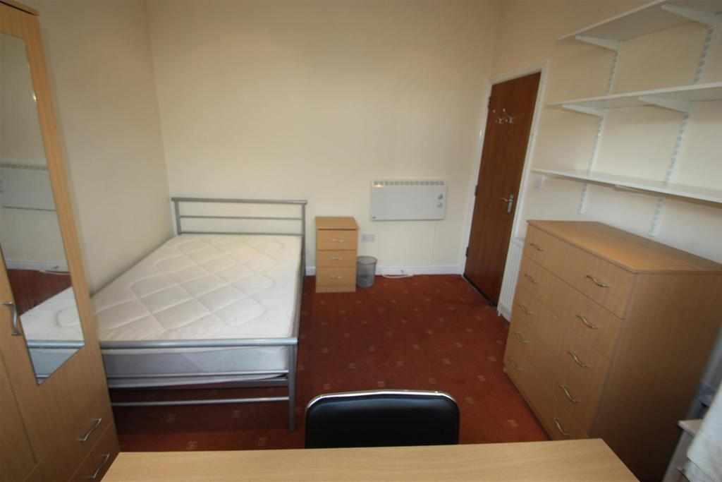 Room Heeley Road in Birmingham