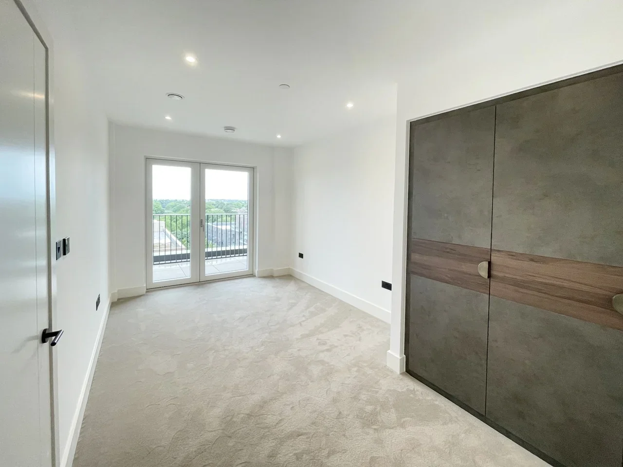 Flat Monarch Square in Greater London