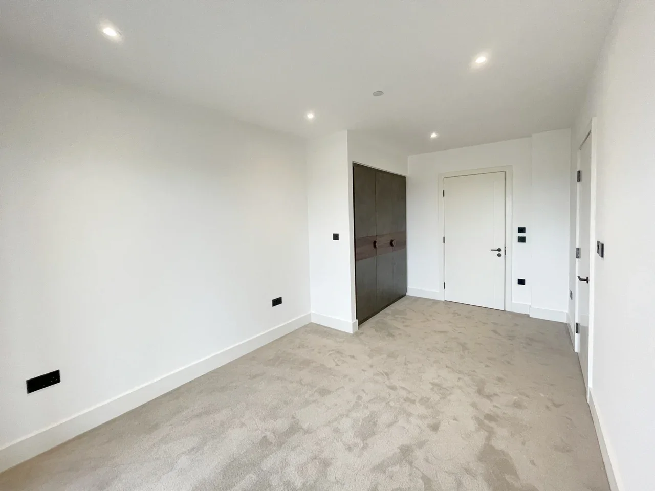 Flat Monarch Square in Greater London