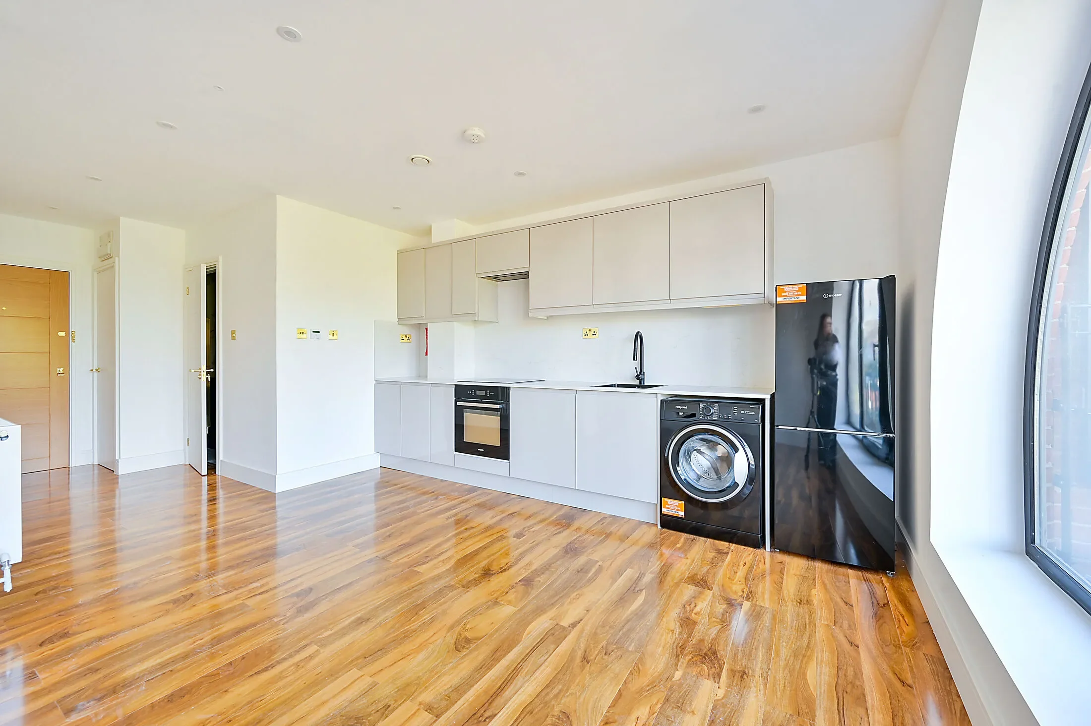 Flat Cobham Road in Greater London