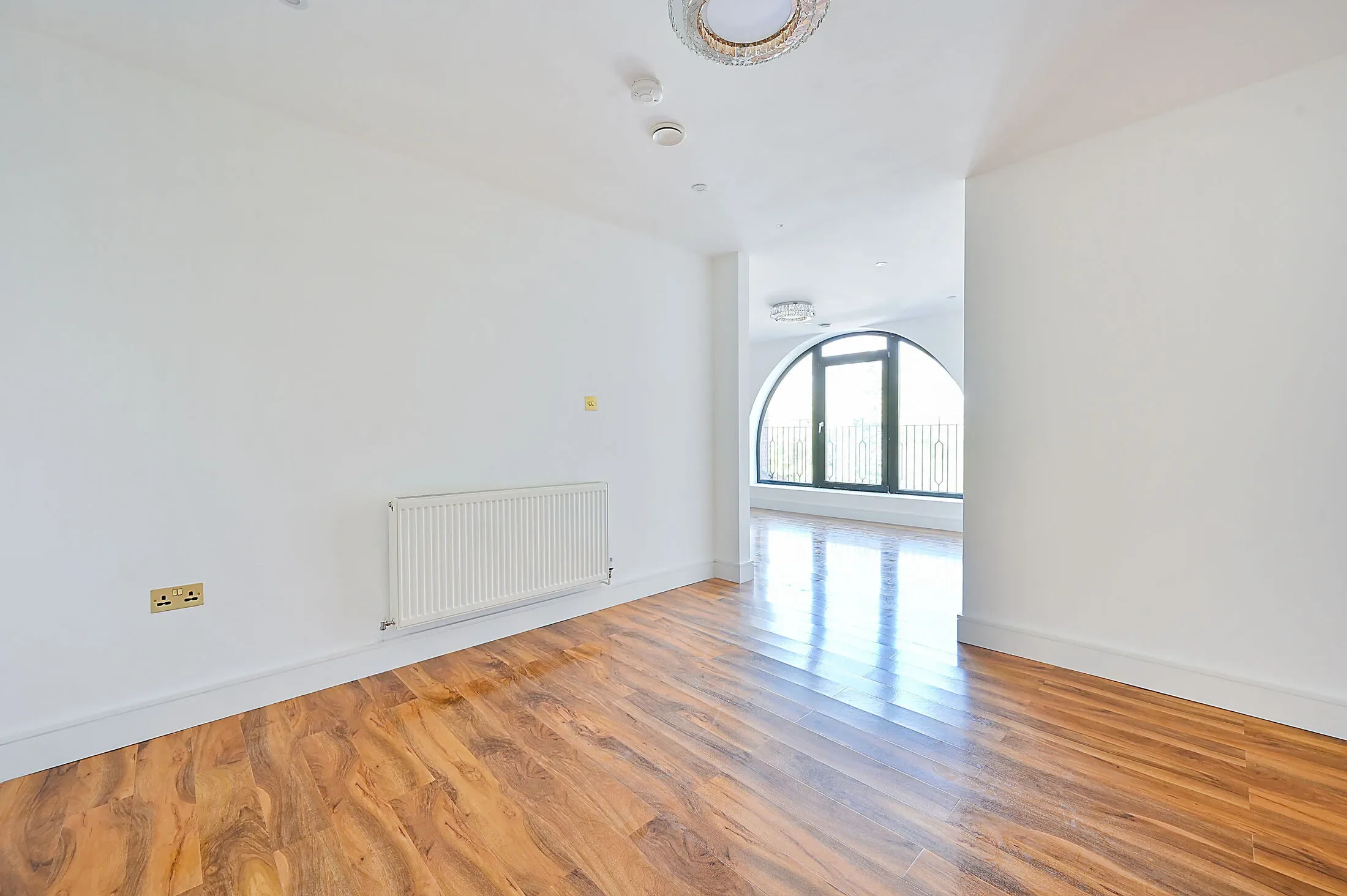 Flat Cobham Road in Greater London