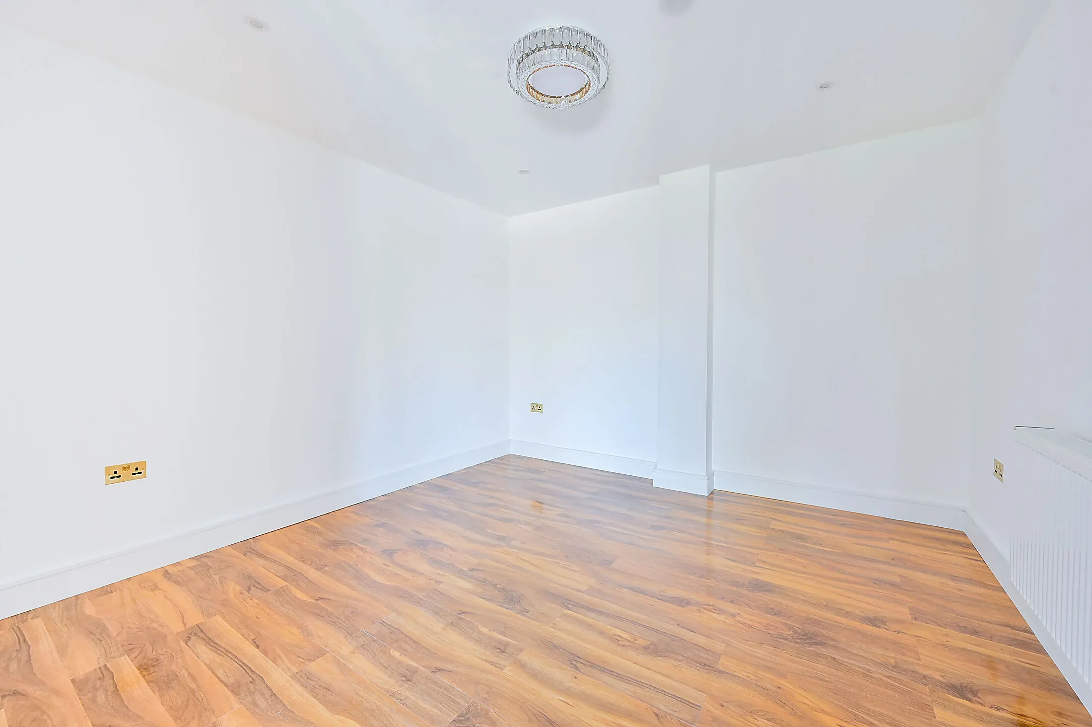 Flat Cobham Road in Greater London