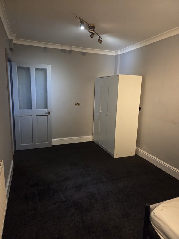 Room Waltham Grove in Birmingham