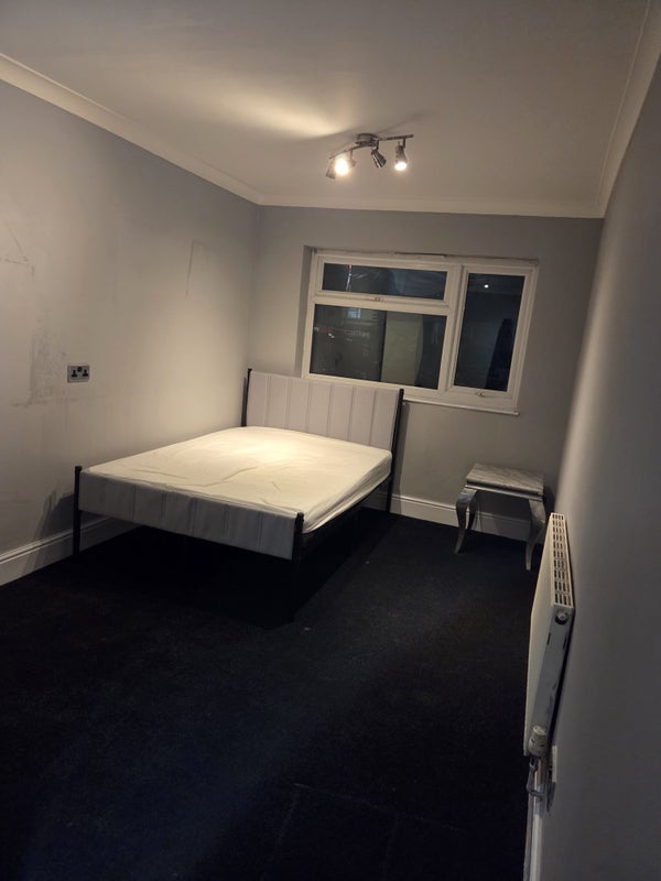 Room Waltham Grove in Birmingham