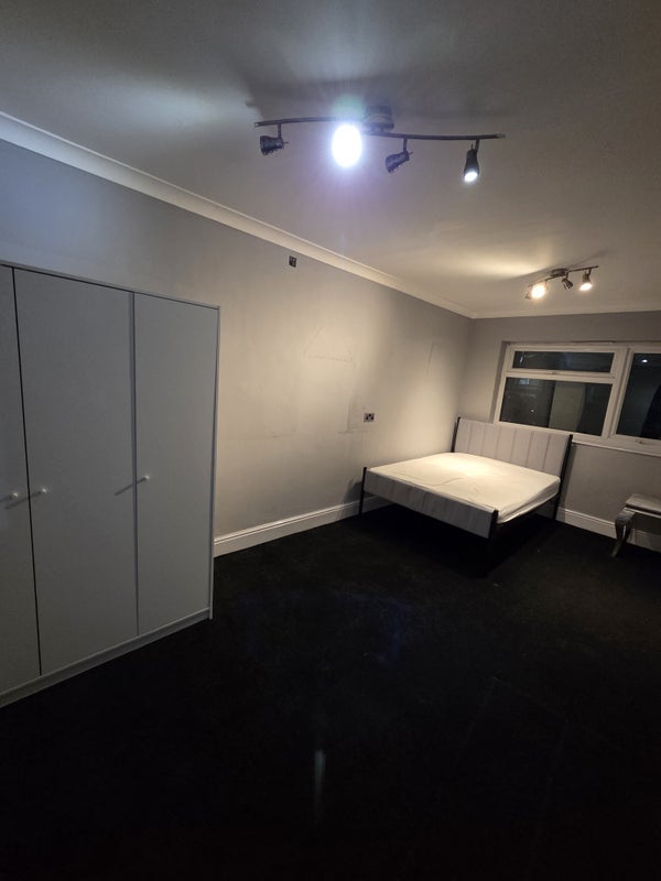 Room Waltham Grove in Birmingham