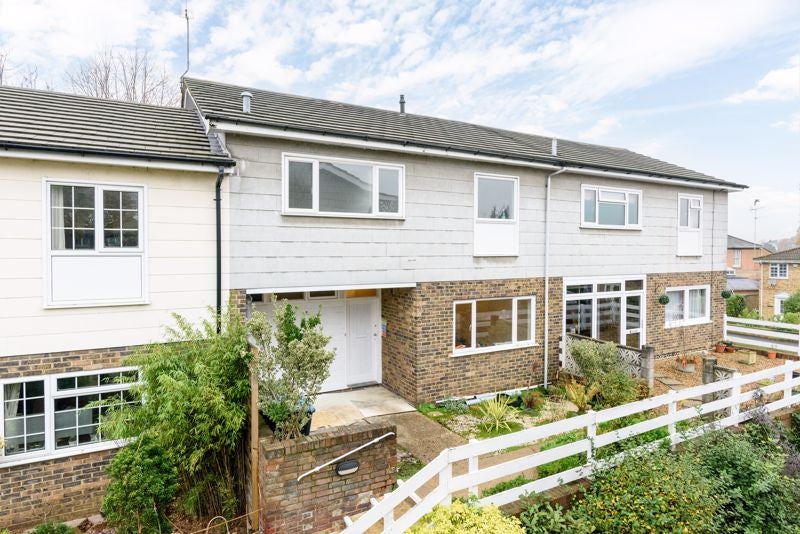Flat Angas Court in Elmbridge