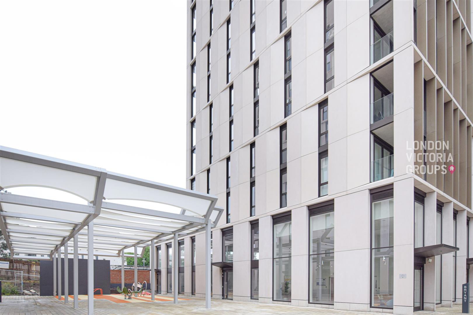 Flat Station Approach in Greater London