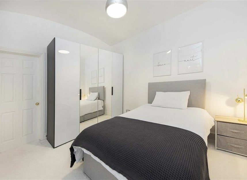 Flat Queen's Gate Terrace in Greater London