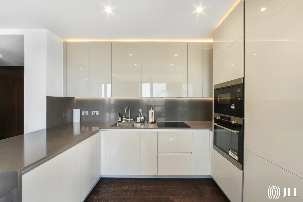 Flat Ponton Road in Greater London