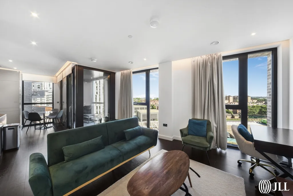 Flat Ponton Road in Greater London