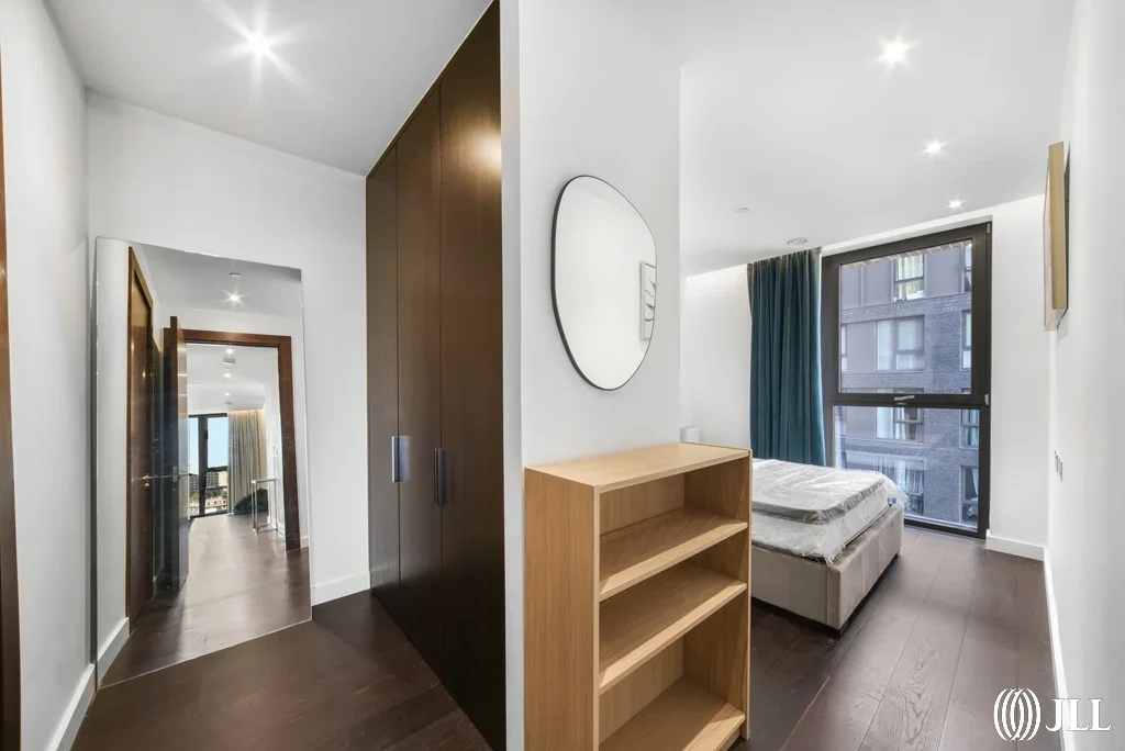 Flat Ponton Road in Greater London