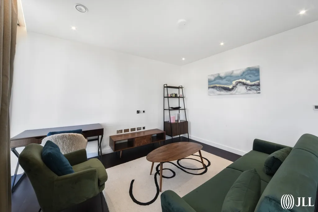 Flat Ponton Road in Greater London