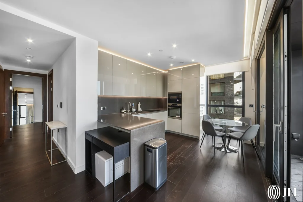 Flat Ponton Road in Greater London