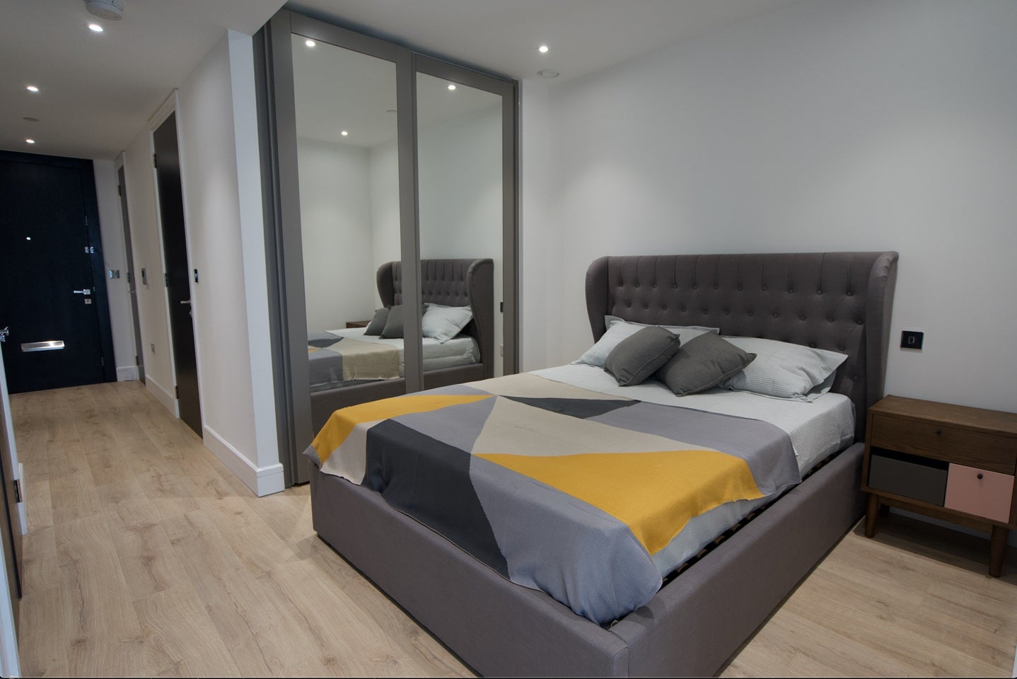 Flat Piazza Walk in Greater London