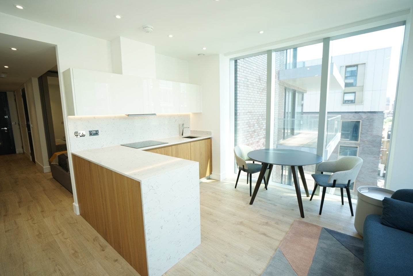 Flat Piazza Walk in Greater London