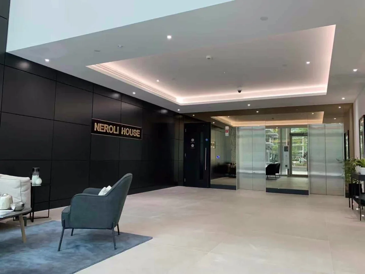 Flat Piazza Walk in Greater London