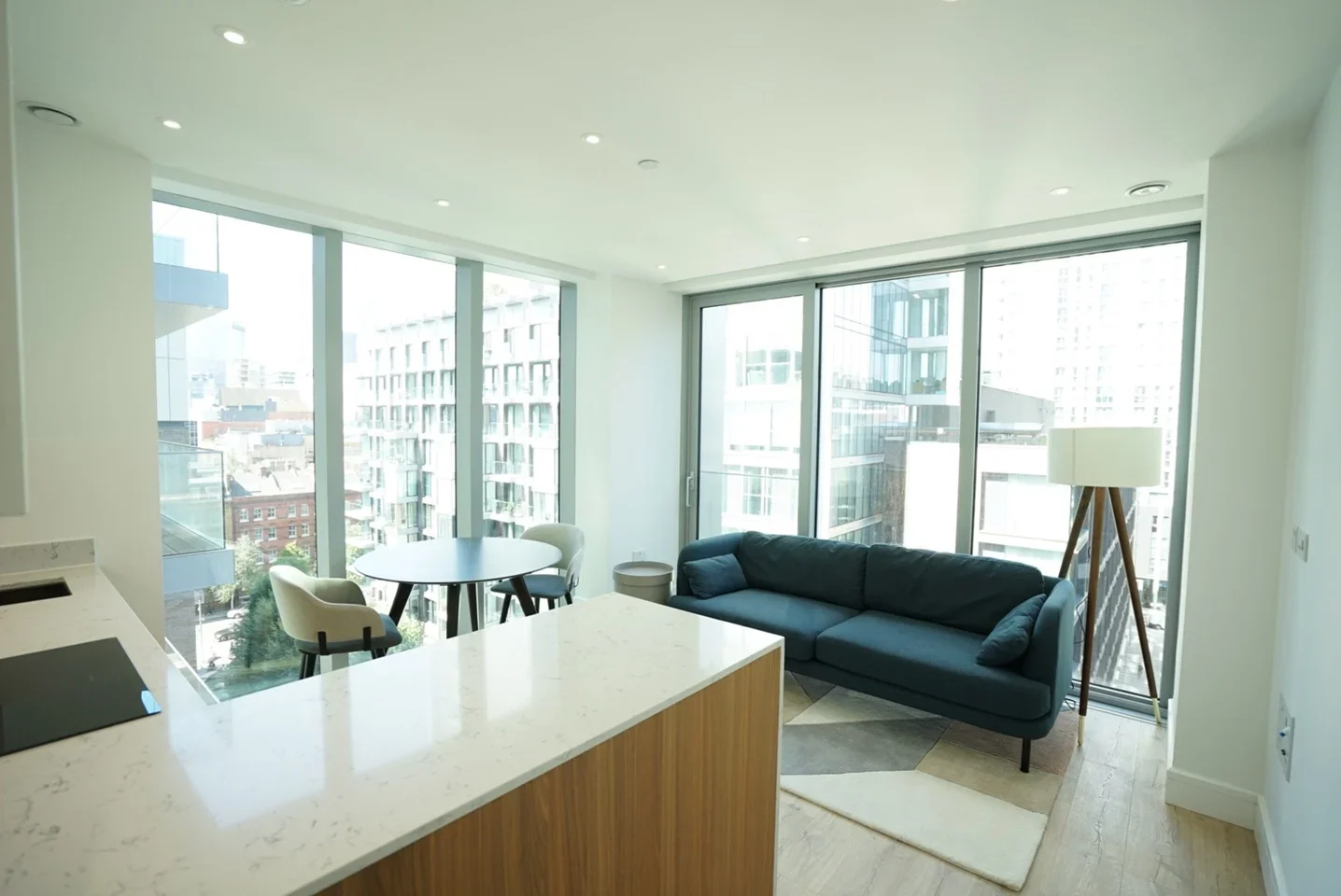 Flat Piazza Walk in Greater London