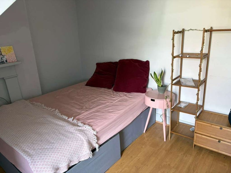 Room Parolles Road in Greater London